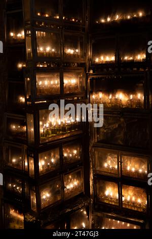 Leuchtende Hanukka-Menorahs beleuchtet mit kleinen Röhrchen mit Ölbrand in einem schützenden Glasgehäuse in Jerusalem. Stockfoto