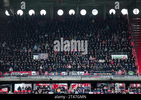 Enschede, Niederlande. Oktober 2023. Enschede - Feyenoord-Fans während des Spiels zwischen dem FC Twente gegen Feyenoord am 29. Oktober 2023 in de Grolsch Veste in Enschede, Niederlande. Credit: Box to Box Pictures/Alamy Live News Stockfoto