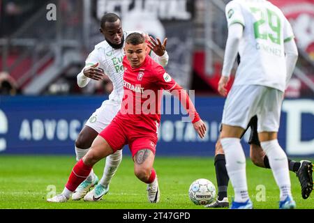 Enschede, Niederlande. Oktober 2023. Enschede - Lutshare Geertruida von Feyenoord, Manfred Ugalde vom FC Twente während des Spiels zwischen dem FC Twente und Feyenoord in de Grolsch Veste am 29. Oktober 2023 in Enschede, Niederlande. Credit: Box to Box Pictures/Alamy Live News Stockfoto