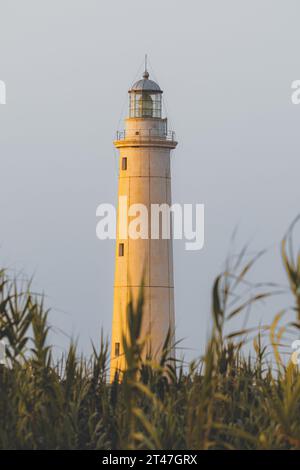 Leuchtturm in Torretta Granitola, Sizilien, Italien bei Sonnenuntergang Stockfoto