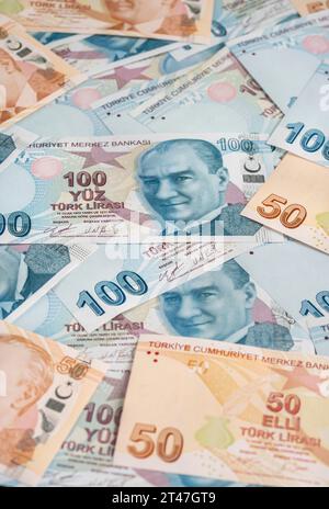 türkische Lira, Draufsicht fünfzig und hundert türkische Lira-Banknoten als Hintergrund. Geld Hintergrund oder Oberflächenkonzept Foto mit Haufen Lira, die c Stockfoto