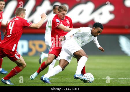 ENSCHEDE - (l-r) Mathias Kjolo vom FC Twente, Michal Sadilek vom FC Twente, Quinten Timber von Feyenoord während des niederländischen Eredivisie-Spiels zwischen dem FC Twente und Feyenoord im Stadion de Grolsch Veste am 29. Oktober 2023 in Enschede, Niederlande. ANP BART STOUTJESDIJK Credit: ANP/Alamy Live News Stockfoto