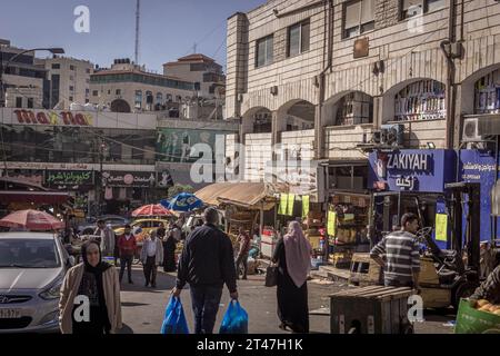 Die Menschen auf dem Lebensmittelmarkt in der Innenstadt von Ramallah, der Hauptstadt der palästinensischen Autonomie (Palästina) im Westjordanland. Stockfoto