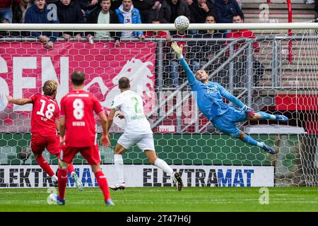 Enschede, Niederlande. Oktober 2023. Enschede - Manfred Ugalde vom FC Twente erzielte die 1-0 im Spiel zwischen dem FC Twente gegen Feyenoord in de Grolsch Veste am 29. Oktober 2023 in Enschede, Niederlande. Credit: Box to Box Pictures/Alamy Live News Stockfoto