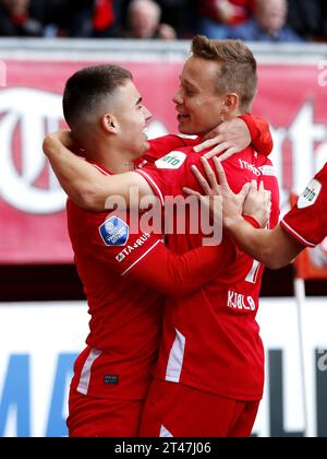 ENSCHEDE - (l-r) Manfred Ugalde vom FC Twente, Mathias Kjolo vom FC Twente feiern das 1-0 während des niederländischen Eredivisie-Spiels zwischen dem FC Twente und Feyenoord im de Grolsch Veste Stadium am 29. Oktober 2023 in Enschede, Niederlande. ANP BART STOUTJESDIJK Credit: ANP/Alamy Live News Stockfoto