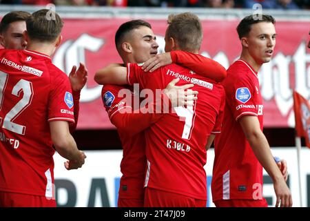 ENSCHEDE - (l-r) Manfred Ugalde vom FC Twente, Mathias Kjolo vom FC Twente feiern das 1-0 während des niederländischen Eredivisie-Spiels zwischen dem FC Twente und Feyenoord im de Grolsch Veste Stadium am 29. Oktober 2023 in Enschede, Niederlande. ANP BART STOUTJESDIJK Credit: ANP/Alamy Live News Stockfoto