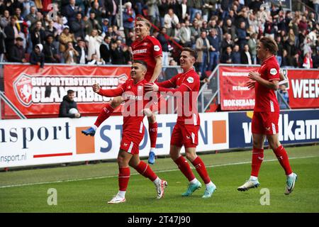 ENSCHEDE - Manfred Ugalde vom FC Twente feiert das 1-0 während des niederländischen Eredivisie-Spiels zwischen dem FC Twente und Feyenoord im de Grolsch Veste Stadium am 29. Oktober 2023 in Enschede, Niederlande. ANP BART STOUTJESDIJK Credit: ANP/Alamy Live News Stockfoto