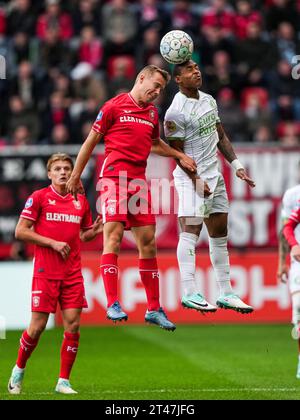 Enschede, Niederlande. Oktober 2023. Enschede - Mathias Kjolo vom FC Twente, Igor Paixao aus Feyenoord während des Spiels zwischen dem FC Twente und Feyenoord in de Grolsch Veste am 29. Oktober 2023 in Enschede, Niederlande. Credit: Box to Box Pictures/Alamy Live News Stockfoto