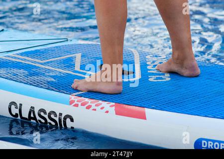 Nahaufnahme einer Frau, die auf einem Sprungbrett in einem Pool steht - Moskau, Russland, 05. September 2023 Stockfoto