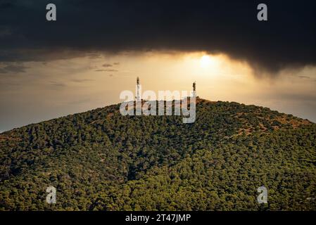 Telekommunikation-Türme mit Antennen bei Sonnenuntergang. Stockfoto