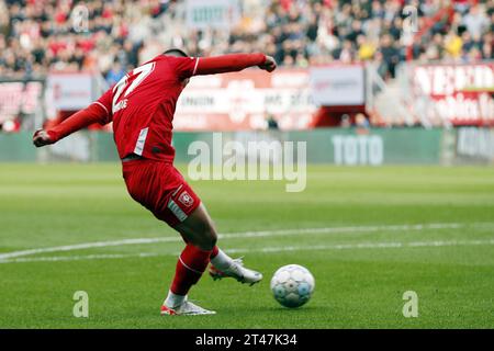 ENSCHEDE - Manfred Ugalde vom FC Twente erzielte das 1-0 während des niederländischen Eredivisie-Spiels zwischen dem FC Twente und Feyenoord im Stadion de Grolsch Veste am 29. Oktober 2023 in Enschede, Niederlande. ANP BART STOUTJESDIJK Credit: ANP/Alamy Live News Stockfoto