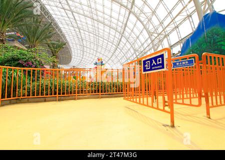 Großes Stahlgewölbe und gelbe Schiene, Nahaufnahme von Bildern Stockfoto