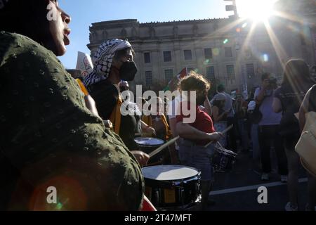 BROOKLYN, New York - 28. OKTOBER: Tausende nehmen an der „for Gaza March & Rally“ im Brooklyn Museum Teil und unterstützen sie am 28. Oktober 2023 in Brooklyn, New York City. Copyright: XChrisxMoorex Credit: Imago/Alamy Live News Stockfoto