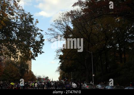 Brooklyn, NY, USA. Oktober 2023. Tausende nehmen am 28. Oktober 2023 an der „for Gaza March & Rally“ im Brooklyn Museum Teil und unterstützen diesen März in Brooklyn, New York City. Quelle: Chris Moore/Media Punch/Alamy Live News Stockfoto