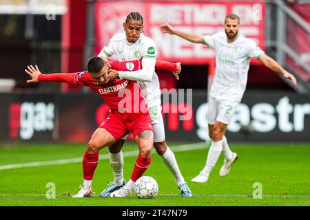 Enschede, Niederlande. Oktober 2023. Enschede - Manfred Ugalde vom FC Twente, Calvin Stengs aus Feyenoord während des Spiels zwischen dem FC Twente und Feyenoord in de Grolsch Veste am 29. Oktober 2023 in Enschede, Niederlande. Credit: Box to Box Pictures/Alamy Live News Stockfoto