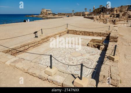 CAESAREA, ISRAEL - 2. APRIL 2016: Gut erhaltene Überreste alter byzantinischer Mosaike im Caesarea Maritima Nationalpark, Israel Stockfoto