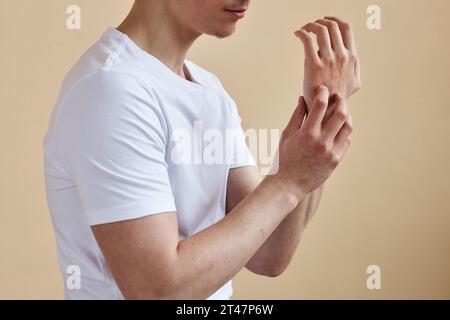 Seitliche Nahaufnahme eines nicht erkennbaren Mannes, der an Allergien und Psoriasis leidet, Kopierraum Stockfoto