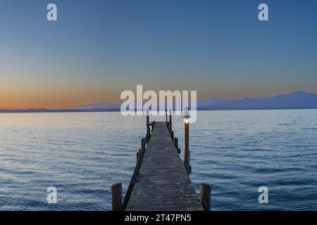 Sonnenaufgang, Fußgängerbrücke Am Malerwinkel, Chiemsee, Chiemgau, Bayern, Deutschland, Europa Stockfoto