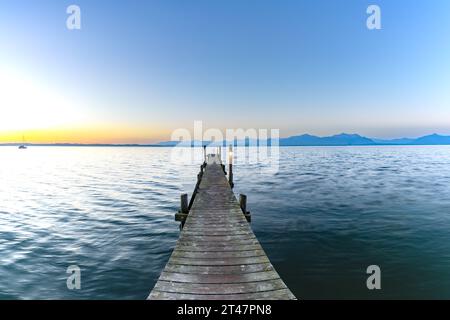 Sonnenaufgang, Fußgängerbrücke Am Malerwinkel, Chiemsee, Chiemgau, Bayern, Deutschland, Europa Stockfoto