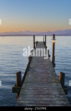 Sonnenaufgang, Fußgängerbrücke Am Malerwinkel, Chiemsee, Chiemgau, Bayern, Deutschland, Europa Stockfoto