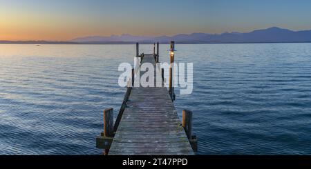 Sonnenaufgang, Fußgängerbrücke Am Malerwinkel, Chiemsee, Chiemgau, Bayern, Deutschland, Europa Stockfoto