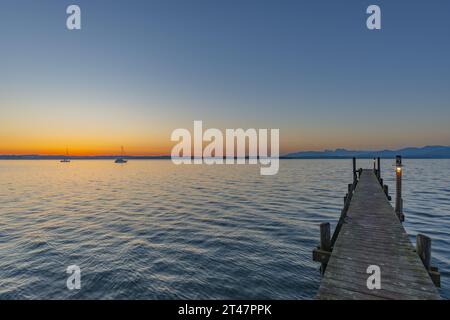 Sonnenaufgang, Fußgängerbrücke Am Malerwinkel, Chiemsee, Chiemgau, Bayern, Deutschland, Europa Stockfoto