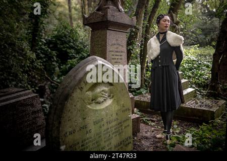 London, Großbritannien. Oktober 2023. Halloween-Treffen der Society of Salome auf dem Nunhead Cemetery. Makellos gekleidete Anhänger der Mode und Kultur der viktorianischen, edwardianischen und Art déco-Zeit treffen sich zu einem Morgenspaziergang auf dem denkmalgeschützten Friedhof. Guy Corbishley/Alamy Live News Stockfoto