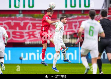 Enschede, Niederlande. Oktober 2023. ENSCHEDE, NIEDERLANDE - 29. OKTOBER: Robin Propper vom FC Twente, Santiago Gimenez von Feyenoord während des niederländischen Eredivisie-Spiels zwischen dem FC Twente und Feyenoord in de Grolsch Veste am 29. Oktober 2023 in Enschede, Niederlande (Foto: Rene Nijhuis/Orange Pictures) Credit: Orange Pics BV/Alamy Live News Stockfoto