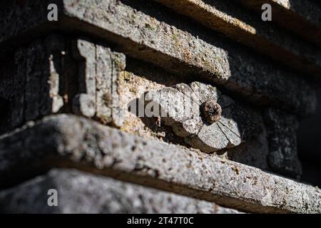 Abstrakter Hintergrund, gefälschter Spitzenachat mit goldenen Adern, gemalte künstliche Steinstruktur, marmorierte Oberfläche, digitale Marmorillustration Stockfoto