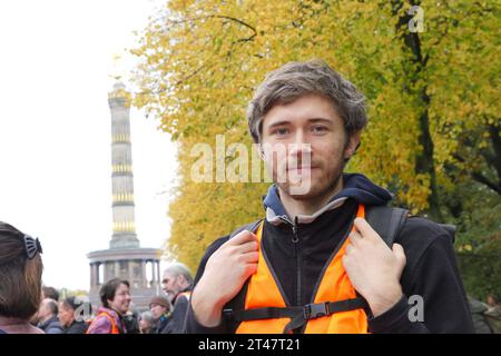 28.10.2023, Berlin - Deutschland. Blockade-Aktion der Letzten Generation und Extinction Rebellion auf der Straße des 17. Juni. Henning Jeschke 23 aus Greifswald. *** 28 10 2023, Berlin Deutschland Blockade Action of the Last Generation and Extinction Rebellion on on the Street of 17 June Henning Jeschke 23 from Greifswald Credit: Imago/Alamy Live News Stockfoto