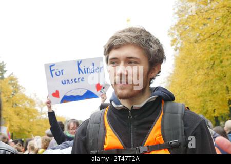 28.10.2023, Berlin - Deutschland. Blockade-Aktion der Letzten Generation und Extinction Rebellion auf der Straße des 17. Juni. Henning Jeschke 23 aus Greifswald. *** 28 10 2023, Berlin Deutschland Blockade Action of the Last Generation and Extinction Rebellion on on the Street of 17 June Henning Jeschke 23 from Greifswald Credit: Imago/Alamy Live News Stockfoto