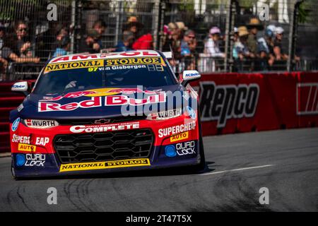 Gold Coast, Australien. 29. Oktober 2023. Shane Van Gisbergen von Triple Acht Race Engineering wurde beim 26. Rennen beim Boost Mobile Gold Goast 500 in die Repco Corner. Quelle: James Forrester/Alamy Live News Stockfoto
