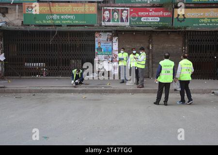 Bangladesch nach den Ausschreitungen mit Todesfällen Bangladeschs kriminelle Ermittlungsabteilung CID-Einheit versammelte sich entlang einer Straße, als sie einen Protestort inspizierten, nachdem Aktivisten der Bangladesch Nationalistischen Partei BNP am 29. Oktober 2023 eine Kundgebung während des landesweiten Streiks in Dhaka abgehalten hatten. Mehr als 100.000 Anhänger von zwei großen Oppositionsparteien in Bangladesch versammelten sich am 28. Oktober, um Premierminister Scheich Hasina zum Rücktritt zu fordern, um eine freie und faire Abstimmung unter einer neutralen Regierung zu ermöglichen. Sowohl BNP als auch Jamaat-e-Islami riefen am 29. Oktober zu einem landesweiten Streik auf, um gegen die Gewalt zu protestieren. Bei Leas Stockfoto