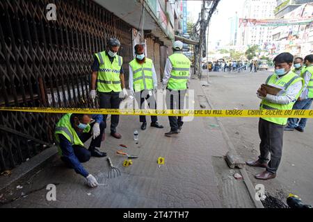 Bangladesch nach den Ausschreitungen mit Todesfällen Bangladeschs kriminelle Ermittlungsabteilung CID-Einheit versammelte sich entlang einer Straße, als sie einen Protestort inspizierten, nachdem Aktivisten der Bangladesch Nationalistischen Partei BNP am 29. Oktober 2023 eine Kundgebung während des landesweiten Streiks in Dhaka abgehalten hatten. Mehr als 100.000 Anhänger von zwei großen Oppositionsparteien in Bangladesch versammelten sich am 28. Oktober, um Premierminister Scheich Hasina zum Rücktritt zu fordern, um eine freie und faire Abstimmung unter einer neutralen Regierung zu ermöglichen. Sowohl BNP als auch Jamaat-e-Islami riefen am 29. Oktober zu einem landesweiten Streik auf, um gegen die Gewalt zu protestieren. Bei Leas Stockfoto