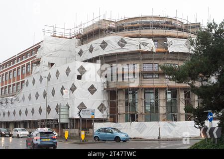 Chertsey, Großbritannien. Oktober 2023. Syward Place, ein ehemaliges Bürogebäude, in Chertsey, Surrey, im Bau. Die Daily Mail Online meldete dieses Wochenende, dass Wohnungen vom Innenministerium als Website für „Ausbreitungsunterkünfte“ vorgesehen wurden, während ihre Asylanträge bearbeitet werden. Der artikel besagt, dass "Hunderte von Asylbewerbern in einen luxuriösen Wohnblock in einer schicken Stadt am Fluss ziehen werden, unter umstrittenen Plänen des Innenministeriums. So viele wie 300 könnten im exklusiven Syward Place in Chertsey Surrey untergebracht werden, wo eine Einzimmerwohnung fast £300.000' kostet. Einige Lo Stockfoto