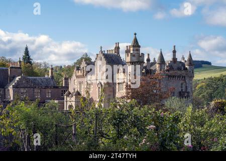 Abbotsford House, Abbotsford, Melrose, Roxburghshire, Schottland, Großbritannien - Heimat von Sir Walter Scott - Außenansicht des Hauses und des Geländes. Stockfoto