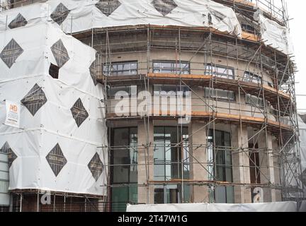 Chertsey, Großbritannien. Oktober 2023. Syward Place, ein ehemaliges Bürogebäude, in Chertsey, Surrey, im Bau. Die Daily Mail Online meldete dieses Wochenende, dass Wohnungen vom Innenministerium als Website für „Ausbreitungsunterkünfte“ vorgesehen wurden, während ihre Asylanträge bearbeitet werden. Der artikel besagt, dass "Hunderte von Asylbewerbern in einen luxuriösen Wohnblock in einer schicken Stadt am Fluss ziehen werden, unter umstrittenen Plänen des Innenministeriums. So viele wie 300 könnten im exklusiven Syward Place in Chertsey Surrey untergebracht werden, wo eine Einzimmerwohnung fast £300.000' kostet. Einige Lo Stockfoto