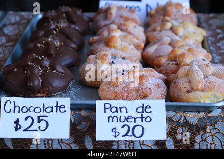 Nicht exklusiv: Am 27. Oktober 2023 in Nezahualcóyotl, Bundesstaat Mexiko, Mexiko: Händler bieten die verschiedenen Sorten von Brot der Toten, handwerklich, mit Stockfoto