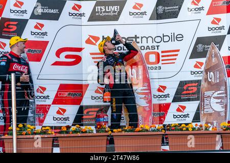Gold Coast, Australien. 29. Oktober 2023. David Reynolds von Grove Racing ist beim Boost Mobile Gold Goast 500 ein „Shoey“ auf dem Podium. Quelle: James Forrester/Alamy Live News Stockfoto