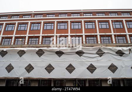 Chertsey, Großbritannien. Oktober 2023. Syward Place, ein ehemaliges Bürogebäude, in Chertsey, Surrey, im Bau. Die Daily Mail Online meldete dieses Wochenende, dass Wohnungen vom Innenministerium als Website für „Ausbreitungsunterkünfte“ vorgesehen wurden, während ihre Asylanträge bearbeitet werden. Der artikel besagt, dass "Hunderte von Asylbewerbern in einen luxuriösen Wohnblock in einer schicken Stadt am Fluss ziehen werden, unter umstrittenen Plänen des Innenministeriums. So viele wie 300 könnten im exklusiven Syward Place in Chertsey Surrey untergebracht werden, wo eine Einzimmerwohnung fast £300.000' kostet. Einige Lo Stockfoto