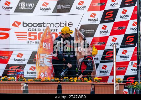 Gold Coast, Australien. 29. Oktober 2023. David Reynolds von Grove Racing gibt seinem Teamprinzip einen „Schuh“, nachdem er das 26. Rennen beim Boost Mobile Gold Goast 500 gewonnen hat. Quelle: James Forrester/Alamy Live News Stockfoto