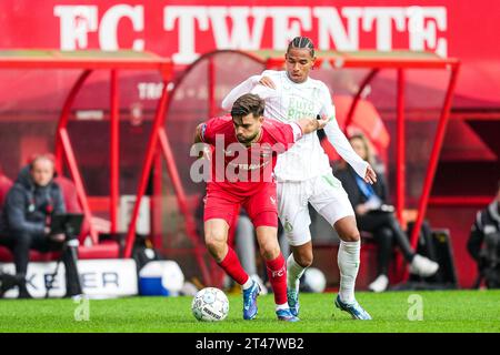 Enschede, Niederlande. Oktober 2023. Enschede - Robin Propper des FC Twente, Calvin Stengs aus Feyenoord während des Spiels zwischen dem FC Twente und Feyenoord in de Grolsch Veste am 29. Oktober 2023 in Enschede, Niederlande. Credit: Box to Box Pictures/Alamy Live News Stockfoto