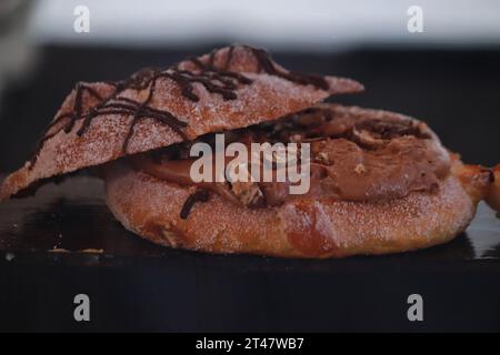 Nicht exklusiv: Am 27. Oktober 2023 in Nezahualcóyotl, Bundesstaat Mexiko, Mexiko: Händler bieten die verschiedenen Sorten von Brot der Toten, handwerklich, mit Stockfoto