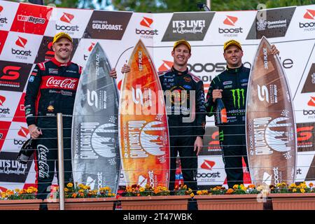 Gold Coast, Australien. 29. Oktober 2023. Von links nach rechts: Brodie Kostecki von Erebus Motorsport (#99), David Reynolds von Grove Racing (#26), Cam Waters von Tickford Racing (#6) auf dem Podium am Ende des 26. Rennens beim Boost Mobile Gold Goast 500. Quelle: James Forrester/Alamy Live News Stockfoto