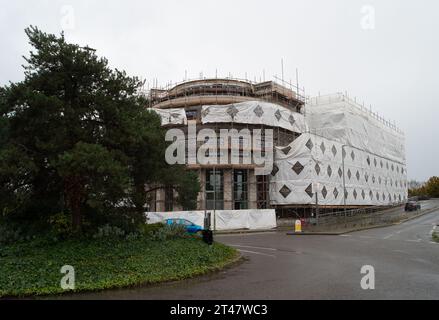 Chertsey, Großbritannien. Oktober 2023. Syward Place, ein ehemaliges Bürogebäude, in Chertsey, Surrey, im Bau. Die Daily Mail Online meldete dieses Wochenende, dass Wohnungen vom Innenministerium als Website für „Ausbreitungsunterkünfte“ vorgesehen wurden, während ihre Asylanträge bearbeitet werden. Der artikel besagt, dass "Hunderte von Asylbewerbern in einen luxuriösen Wohnblock in einer schicken Stadt am Fluss ziehen werden, unter umstrittenen Plänen des Innenministeriums. So viele wie 300 könnten im exklusiven Syward Place in Chertsey Surrey untergebracht werden, wo eine Einzimmerwohnung fast £300.000' kostet. Einige Lo Stockfoto