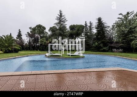 Großer Pool auf der zentralen Insel mit Himmelbetten Stockfoto