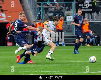 Sport, Fußball, Bundesliga, 2023/2024, Borussia Mönchengladbach vs. 1. FC Heidenheim 2-1, Stadion Borussia Park, Schauplatz des Spiels, f.l.t.r. Lennard Maloney (Heidenheim), Jan Niklas Beste (Heidenheim), Rocco Reitz (MG), Patrick Mainka (Heidenheim), DFL-VORSCHRIFTEN VERBIETEN JEDE VERWENDUNG VON FOTOGRAFIEN ALS BILDSEQUENZEN UND/ODER QUASI-VIDEO Stockfoto