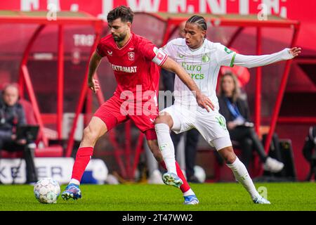 Enschede, Niederlande. Oktober 2023. ENSCHEDE, NIEDERLANDE - 29. OKTOBER: Robin Propper vom FC Twente, Calvin Stengs von Feyenoord kämpfen um den Ball während des niederländischen Eredivisie-Spiels zwischen dem FC Twente und Feyenoord in de Grolsch Veste am 29. Oktober 2023 in Enschede, Niederlande (Foto: Rene Nijhuis/Orange Pictures) Credit: Orange Pics BV/Alamy Live News Stockfoto