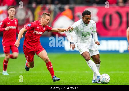 Enschede, Niederlande. Oktober 2023. Enschede - Mathias Kjolo vom FC Twente, Quinten Timber von Feyenoord während des Spiels zwischen dem FC Twente und Feyenoord in de Grolsch Veste am 29. Oktober 2023 in Enschede, Niederlande. Credit: Box to Box Pictures/Alamy Live News Stockfoto