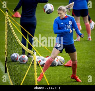 ZEIST - Jill Roord während des Trainings der niederländischen Fußballspieler. Das Team bereitet sich auf den Rückzug in der Nations League gegen Schottland vor. ANP KOEN VAN WEEL Stockfoto